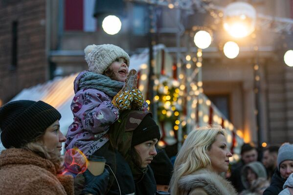 На Домской площади в Риге открылась рождественская ярмарка. - Sputnik Латвия