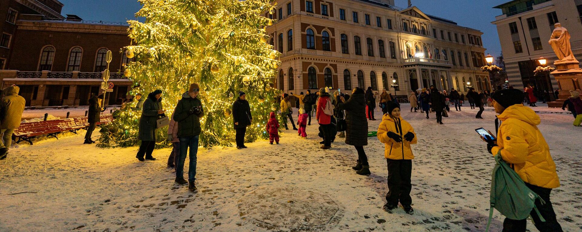 На Домской площади в Риге открылась Рождественская ярмарка  - Sputnik Латвия, 1920, 28.11.2022