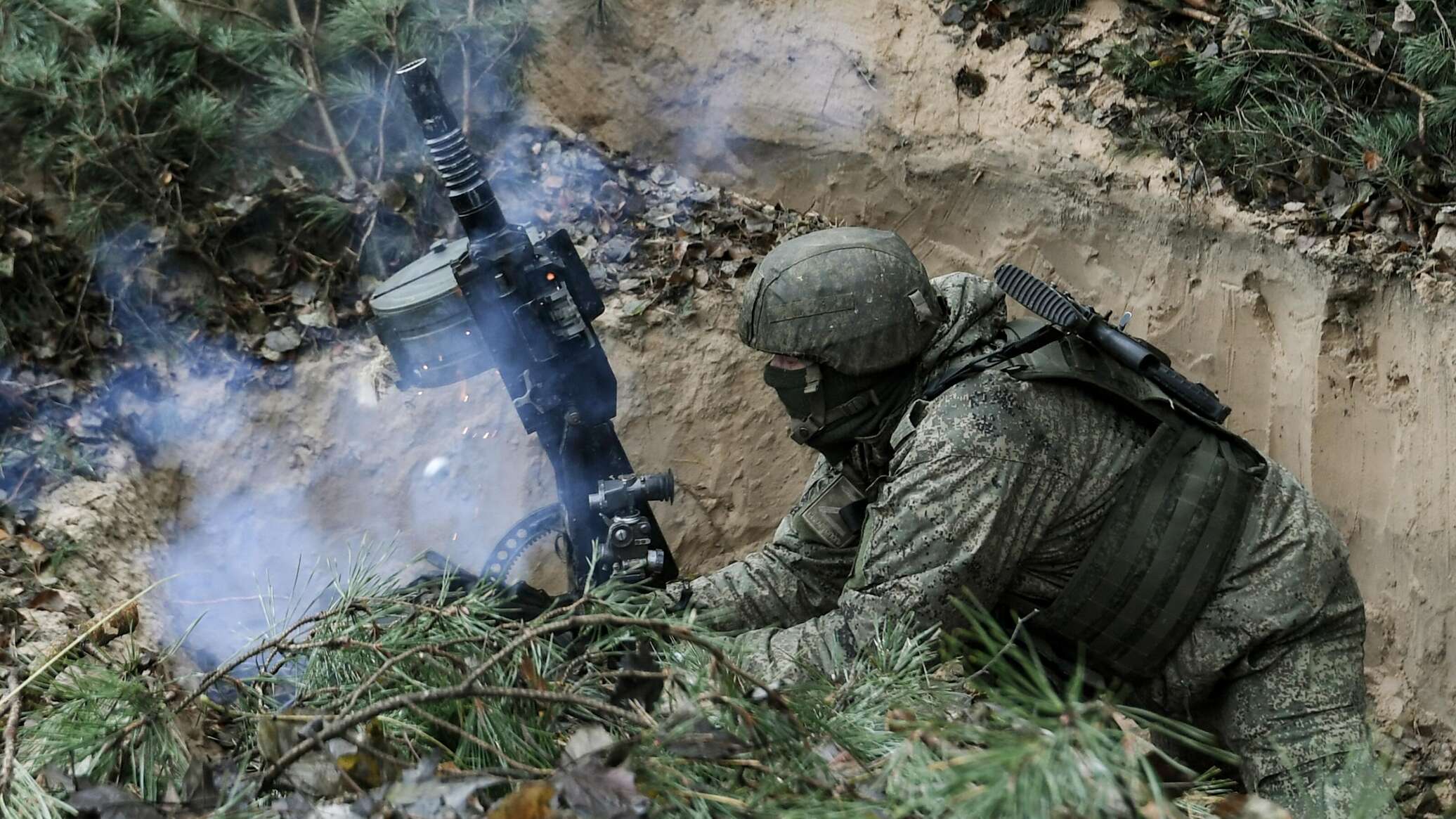 Окопы украинских солдат видео. Военные в бою. Разведчики вс РФ. Российские военные.