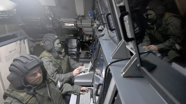 Военнослужащие РФ в машине боевого управления сил ПВО в зоне спецоперации - Sputnik Латвия