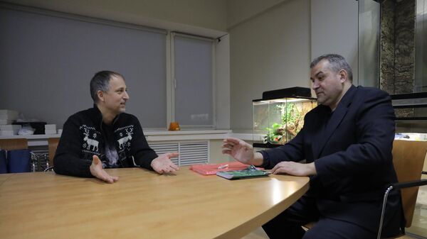 Корреспондент Sputnik Латвия Алексей Стефанов (слева) и литовский активист, журналист, политический беженец Гедрюс Грабаускас  - Sputnik Латвия
