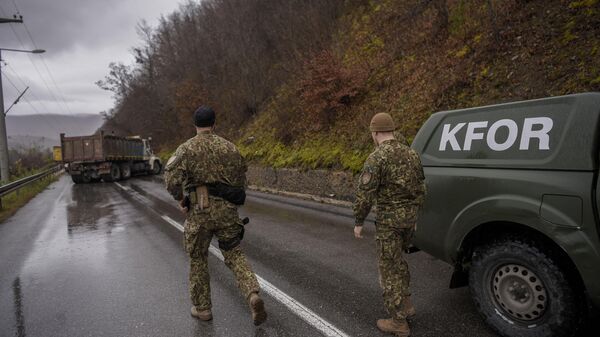 Солдаты миссии KFOR под руководством НАТО осматривают баррикаду, установленную этническими сербами возле города Зубин Поток (северное Косово) - Sputnik Латвия