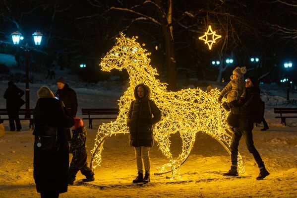 Светящийся объект на &quot;Тропе рождественских огней&quot; в Риге - Sputnik Латвия