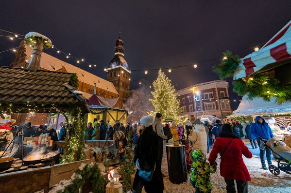 Главная рождественская ель на Домской площади в Риге - Sputnik Латвия