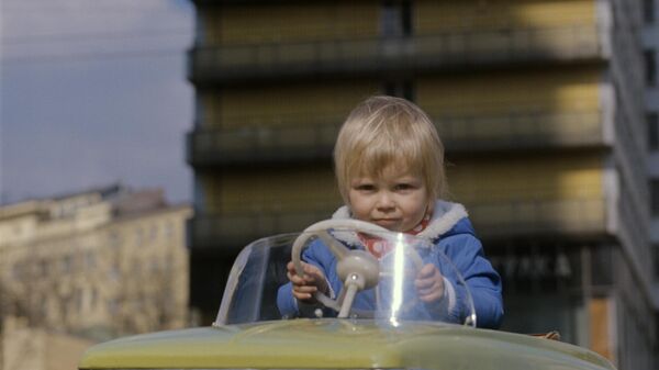 Ребенок с машинкой - Sputnik Латвия