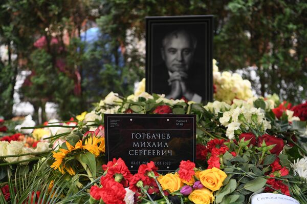 Первый и последний президент СССР Михаил Горбачев скончался 30 августа в возрасте 91 года, его похоронили на Новодевичьем кладбище в Москве. - Sputnik Латвия