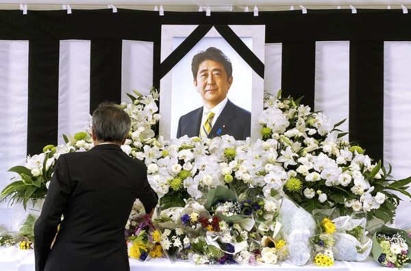 27 сентября в Японии состоялись государственные похороны бывшего премьер-министра страны Синдзо Абэ, проработавшего дольше всех на этой должности в истории страны. Покушение на Абэ было совершено 8 июля 2022 года в 11:30 по местному времени в городе Нара: во время уличного выступления Абэ в него по меньшей мере дважды выстрелил неизвестный мужчина, после чего Абэ был доставлен в больницу в бессознательном состоянии с кровотечением. Спустя примерно 5 часов после ранения Абэ скончался в больнице - Sputnik Латвия