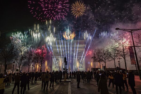 Звуковое и световое шоу проецируется на Триумфальную арку на Елисейских полях в Париже, в воскресенье, 1 января 2023 года. - Sputnik Латвия