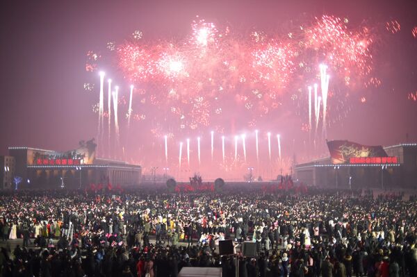 Запуск фейерверков во время празднования Нового года на площади Ким Ир Сена в Пхеньяне рано утром 1 января 2023 года - Sputnik Латвия
