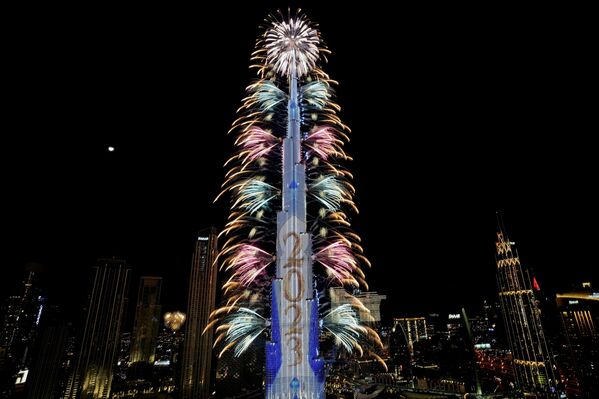 Фейерверк у Бурдж-Халифа – самого высокого здания в мире, в Дубае, Объединенные Арабские Эмираты, 1 января 2023 года. - Sputnik Латвия