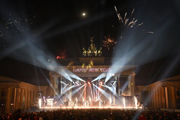 Фейерверк над Бранденбургскими воротами в Берлине во время новогоднего светомузыкального шоу, 1 января 2023 года - Sputnik Латвия