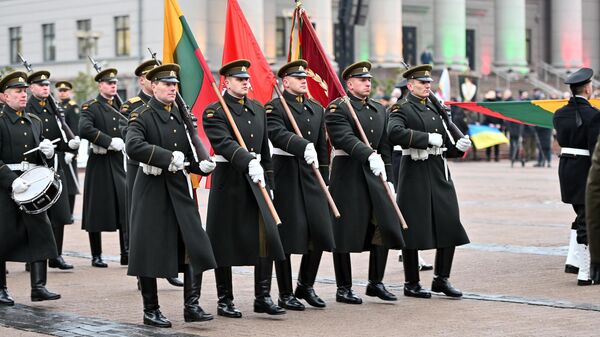 Церемония поднятия флага на площади Независимости в Вильнюсе в память о событиях 13 января 1991 года - Sputnik Латвия