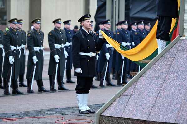 В пятницу на площади Независимости состоялась церемония поднятия государственного флага. - Sputnik Латвия