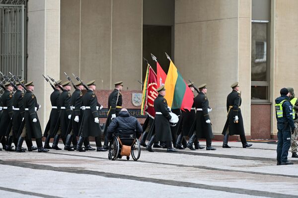 После церемонии состоялось торжественное шествие солдат роты почетного караула. - Sputnik Латвия
