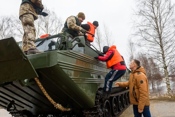 Солдаты на военной машине-амфибии в затопленных районах Екабпилса. - Sputnik Латвия
