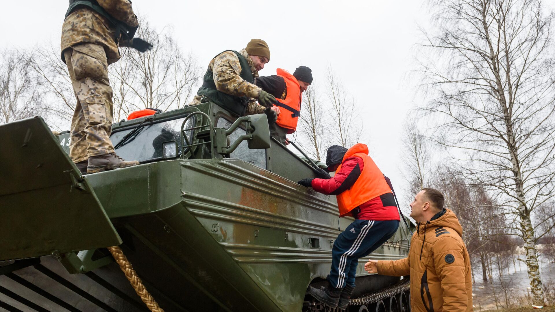 Национальные вооруженные силы (НВС) Латвии привезли в Екабпилс специальную машину-амфибию для помощи в доставке людям продуктов, а также в эвакуации населения - Sputnik Латвия, 1920, 20.01.2023