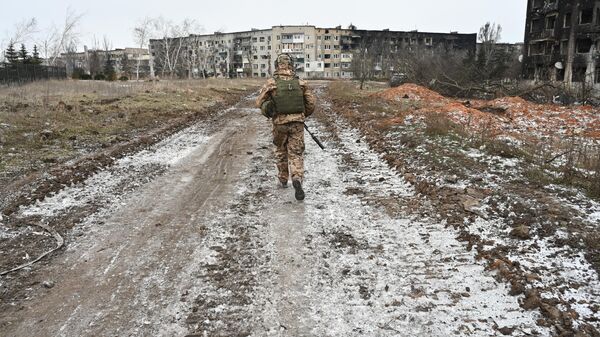 Боец подразделения ЧВК Вагнер в освобожденном Соледаре - Sputnik Латвия