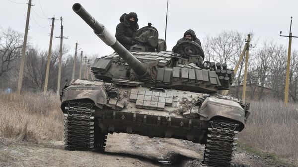 Танк Т-72 Вооруженных сил РФ в зоне спецоперации - Sputnik Латвия