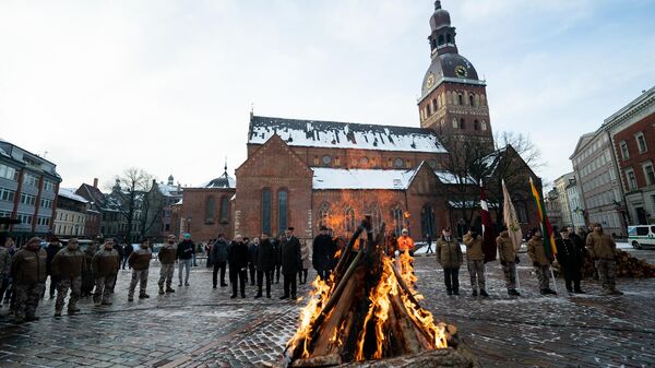 На Домской площади зажгли костер в память о баррикадах 1991 года - Sputnik Латвия