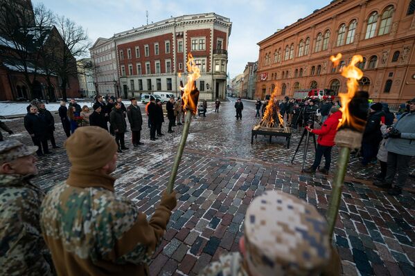 На Домской площади зажгли костер в память о баррикадах 1991 года. - Sputnik Латвия