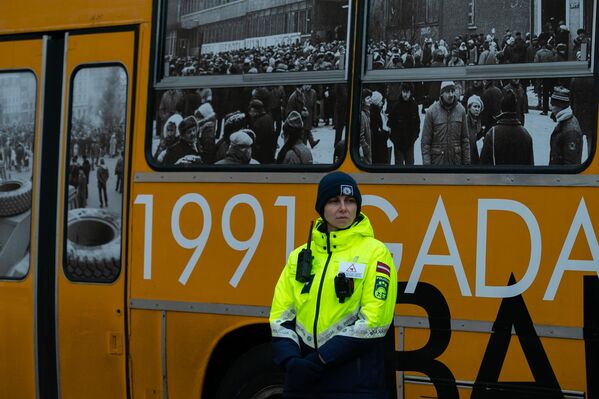 Сотрудник полиции следит за порядком на Домской площади. - Sputnik Латвия
