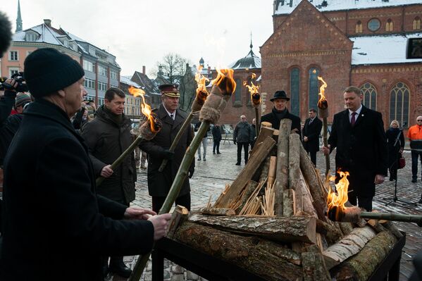 Церемония зажжения костра в память о баррикадах 1991 года. - Sputnik Латвия