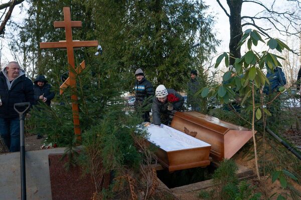 Бабушка шеф-редактора Sputnik Литва Марата Касема похоронена на кладбище в Лиелварде. - Sputnik Латвия