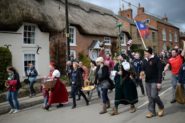 Ежегодно в деревне Халлатон в центральной Англии проходит традиционное Пасхальное шествие с заячьим пирогом. - Sputnik Латвия