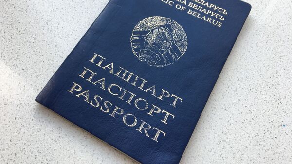 Белорусский паспорт, архивное фото - Sputnik Латвия