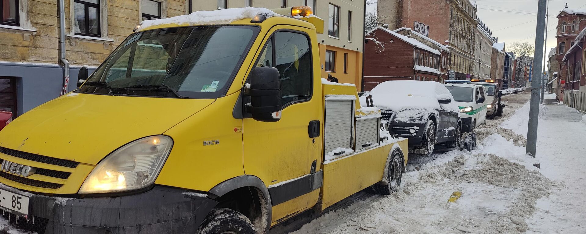 Эвакуация неправильно припаркованных автомобилей в Риге - Sputnik Латвия, 1920, 29.11.2023