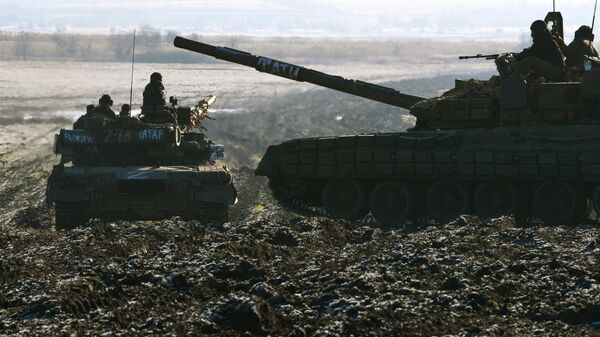 Экипажи танков Т-80 Вооруженных сил РФ в зоне проведения спецоперации - Sputnik Латвия