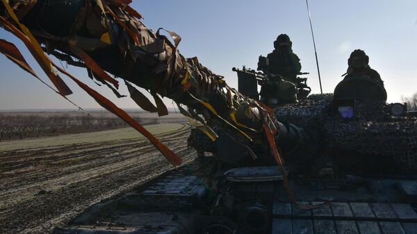 Экипаж танка Т-80 Вооруженных сил РФ в зоне проведения спецоперации - Sputnik Латвия