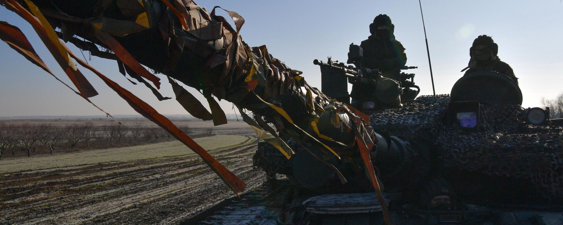 Экипаж танка Т-80 Вооруженных сил РФ в зоне проведения спецоперации - Sputnik Латвия, 1920, 02.02.2023