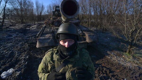 Военнослужащий ВС РФ Николай Кузнецов у танка Т-80 в зоне спецоперации - Sputnik Латвия
