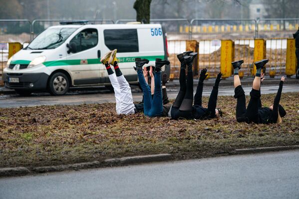 Активисты устроили перформанс Ренегаты у места, где больше нет памятника Освободителям Риги. - Sputnik Латвия