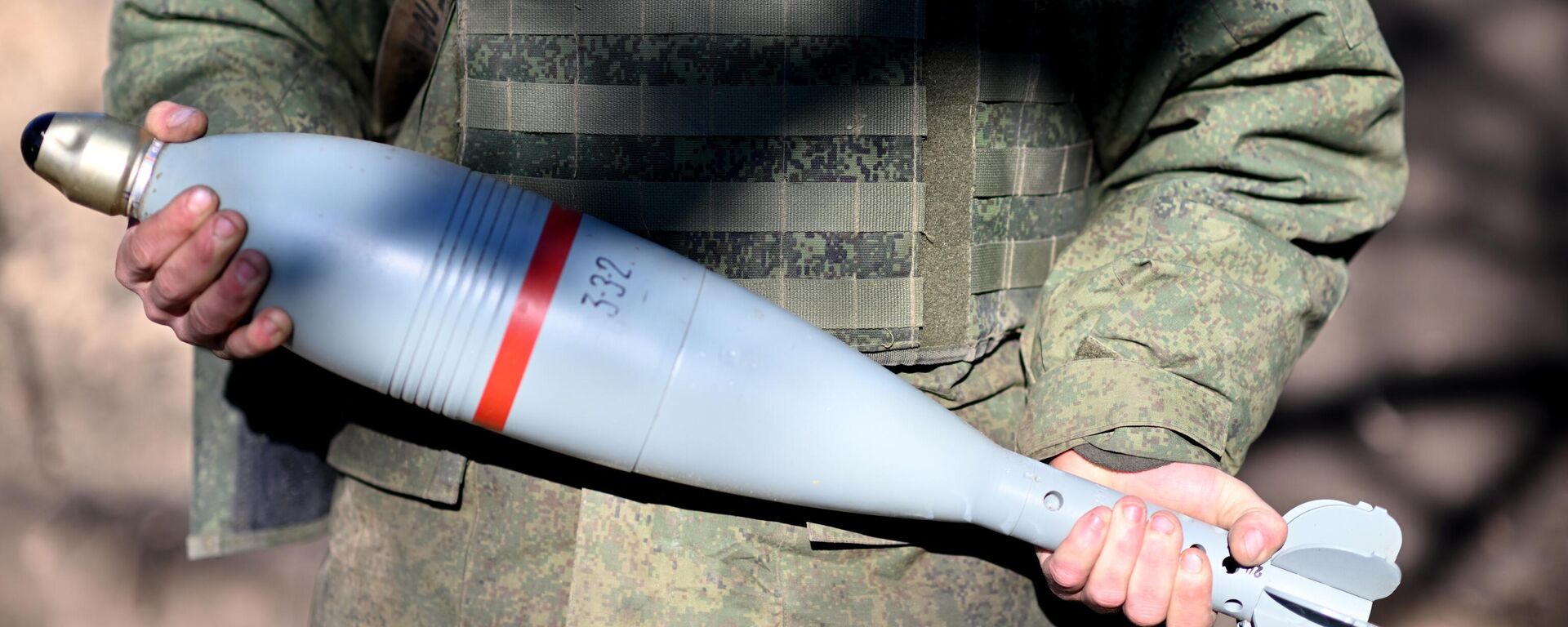 Снаряд для миномета 2Б11 Сани в руках военнослужащего ВС РФ в зоне спецоперации - Sputnik Латвия, 1920, 14.02.2023