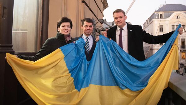 Церемония поднятия флага Украины над зданием Сейма Латвии  - Sputnik Латвия