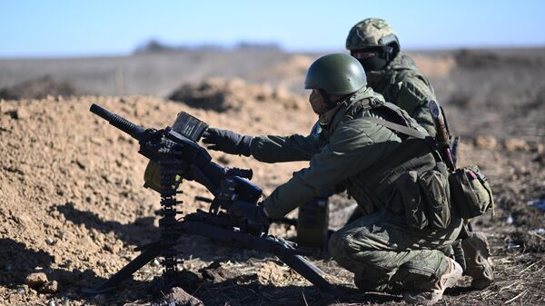 Мотострелки ВС РФ ведут огонь по позициям ВСУ в зоне спецоперации - Sputnik Латвия