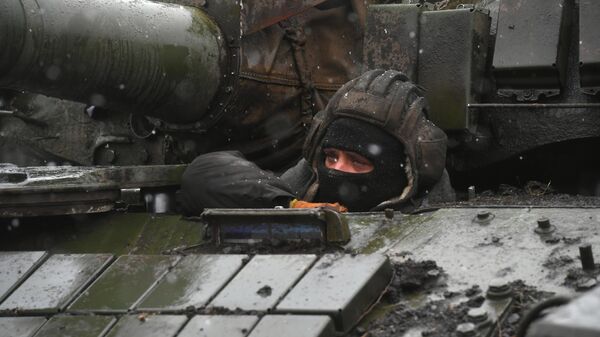 Военнослужащий ВС РФ в танке Т-72 в зоне спецоперации - Sputnik Латвия