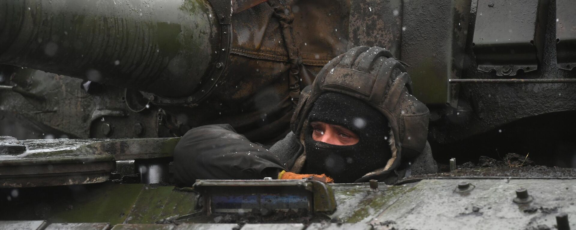 Военнослужащий ВС РФ в танке Т-72 в зоне спецоперации - Sputnik Латвия, 1920, 17.02.2023