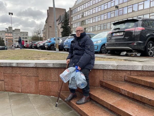 На фото: мужчина с тарой для бесплатного молока.  - Sputnik Латвия