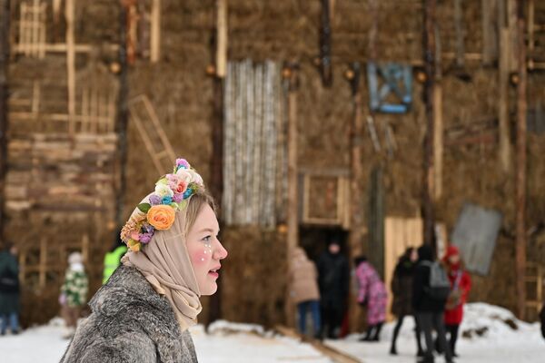 Девушка у арт-объекта Четвертая стена в виде 19-метрового куба в Никола-Ленивце - Sputnik Латвия