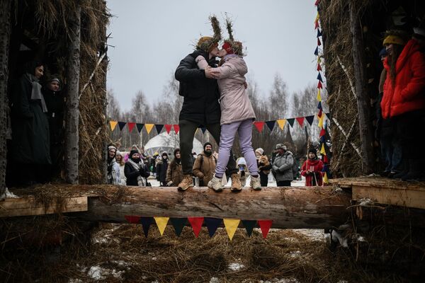 Участники празднования Масленицы внутри арт-объекта Четвертая стена в виде 19-метрового куба в Никола-Ленивце - Sputnik Латвия