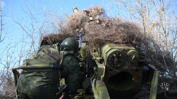 Работа артиллерийского расчета гаубицы Мста-Б ВС РФ в зоне СВО - Sputnik Латвия