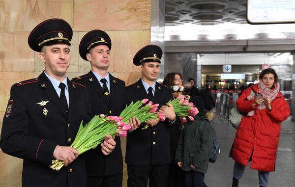 Сотрудники УВД на Московском метрополитене поздравляют женщин с наступающим 8 Марта в аванзале станции метро &quot;Курская&quot;. - Sputnik Латвия