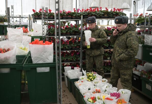 Военнослужащие покупают цветы к 8 марта  - Sputnik Латвия