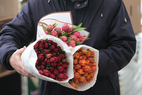 Мужчина с цветами  к 8 марта - Sputnik Латвия