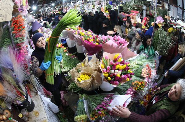 Продажа цветов в Москве в преддверии Международного женского дня - Sputnik Латвия