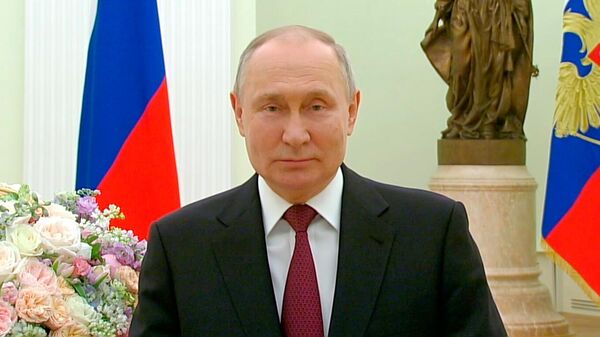 Владимир Путин поздравил женщин с 8 марта - Sputnik Латвия