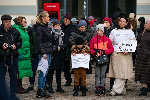 Пикет в защиту памятника Пушкину на Ратушной площади в Риге Пикет в защиту памятника Пушкину на Ратушной площади в Риге - Sputnik Латвия